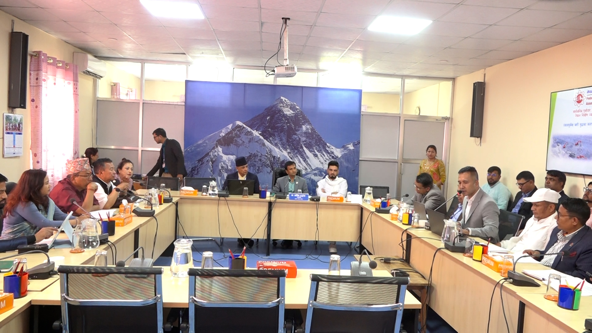 निर्माण क्षेत्रको संकटबारे मन्त्रीहरूको जवाफ : ‘आयोजना नरोक्नुहोस्, मूल्य समायोजन गर्छौं’